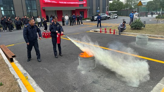 嘉定综合保税区开展2025年度消防逃生灭火演练