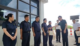 情系职工 夏送清凉 区国资委领导慰问综合保税区一线工作人员