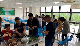 嘉定综合保税区公司工会开展端午包粽子活动