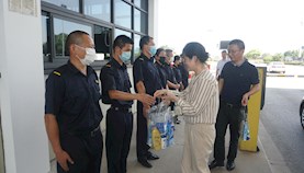 区国资委领导 为出口加工区一线工作人员送清凉
