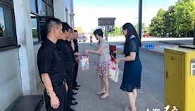 区国资委领导为出口加工区一线工作人员送清凉